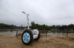 La gente puede montar en Airwheel scooters eléctricos a trabajar todos los días, tener un viaje el fin de semana o hacer ejercicio.